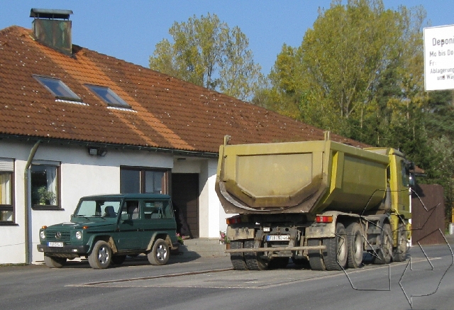 Bürogebäude mit Waage