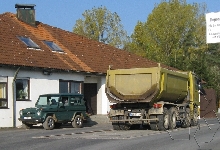 Bürogebäude mit Waage